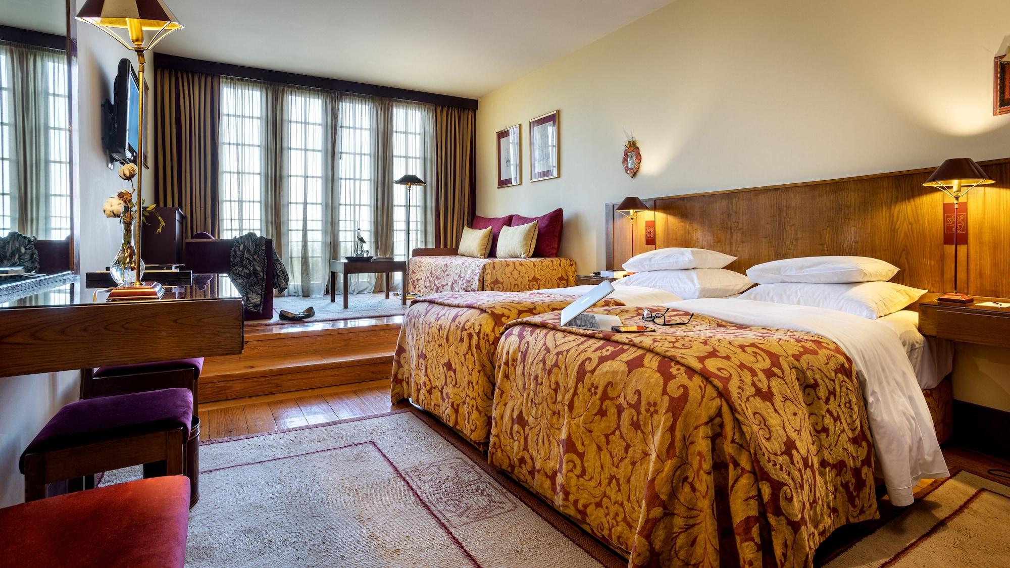 Pousada Mosteiro De Guimaraes Exterior photo A room at the hotel