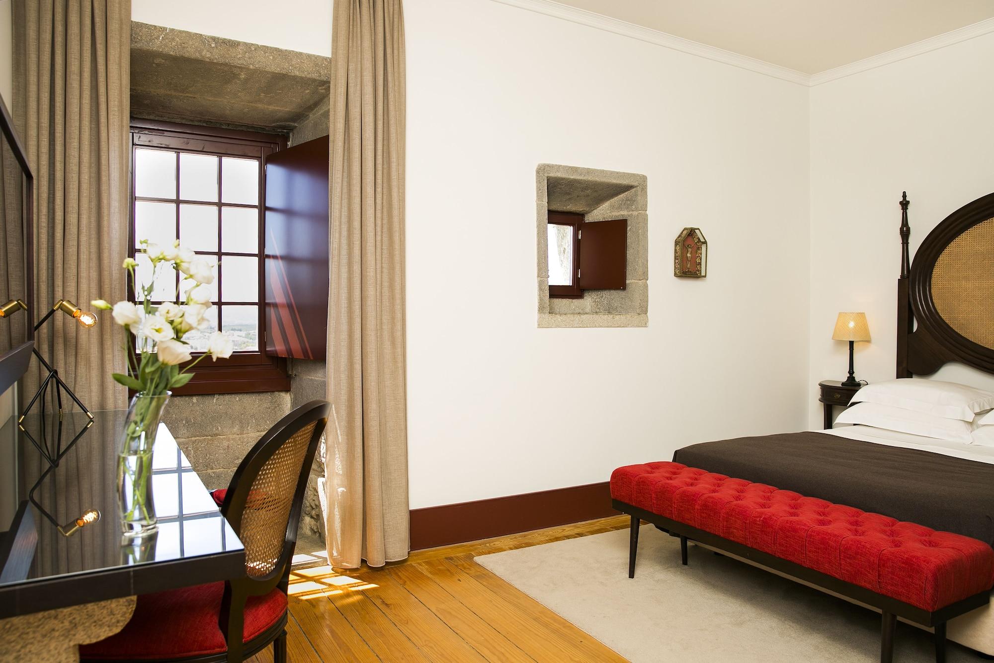 Pousada Mosteiro De Guimaraes Exterior photo A room at the Hotel do Porto