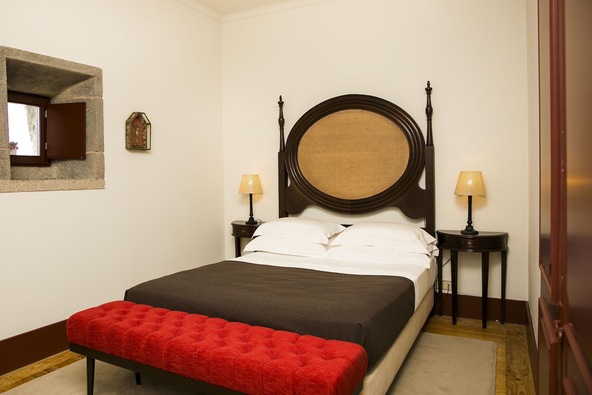 Pousada Mosteiro De Guimaraes Exterior photo A room at the hotel