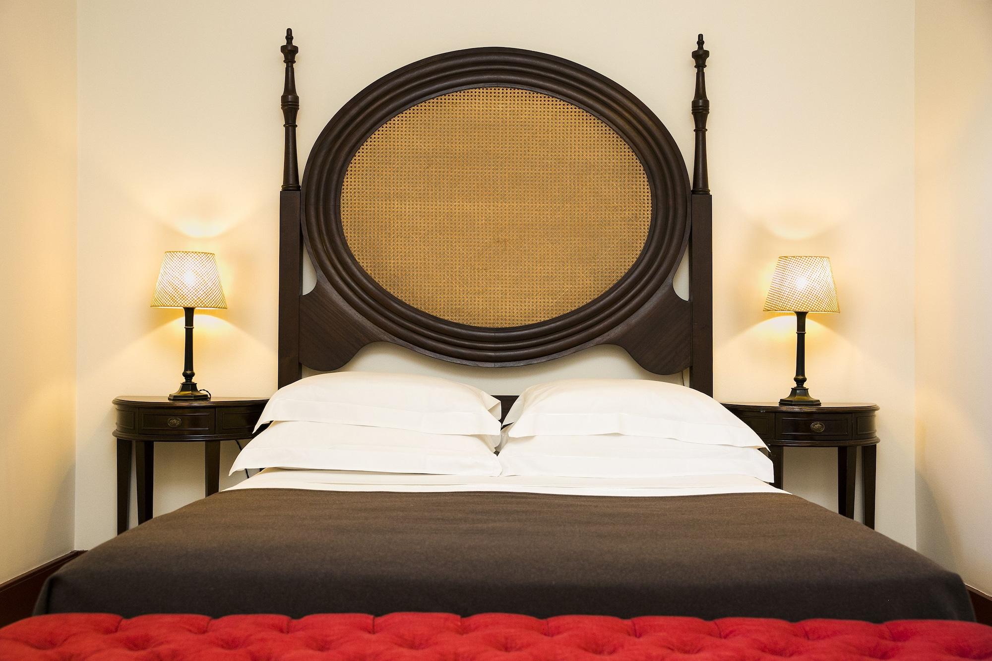 Pousada Mosteiro De Guimaraes Exterior photo A bed with a headboard