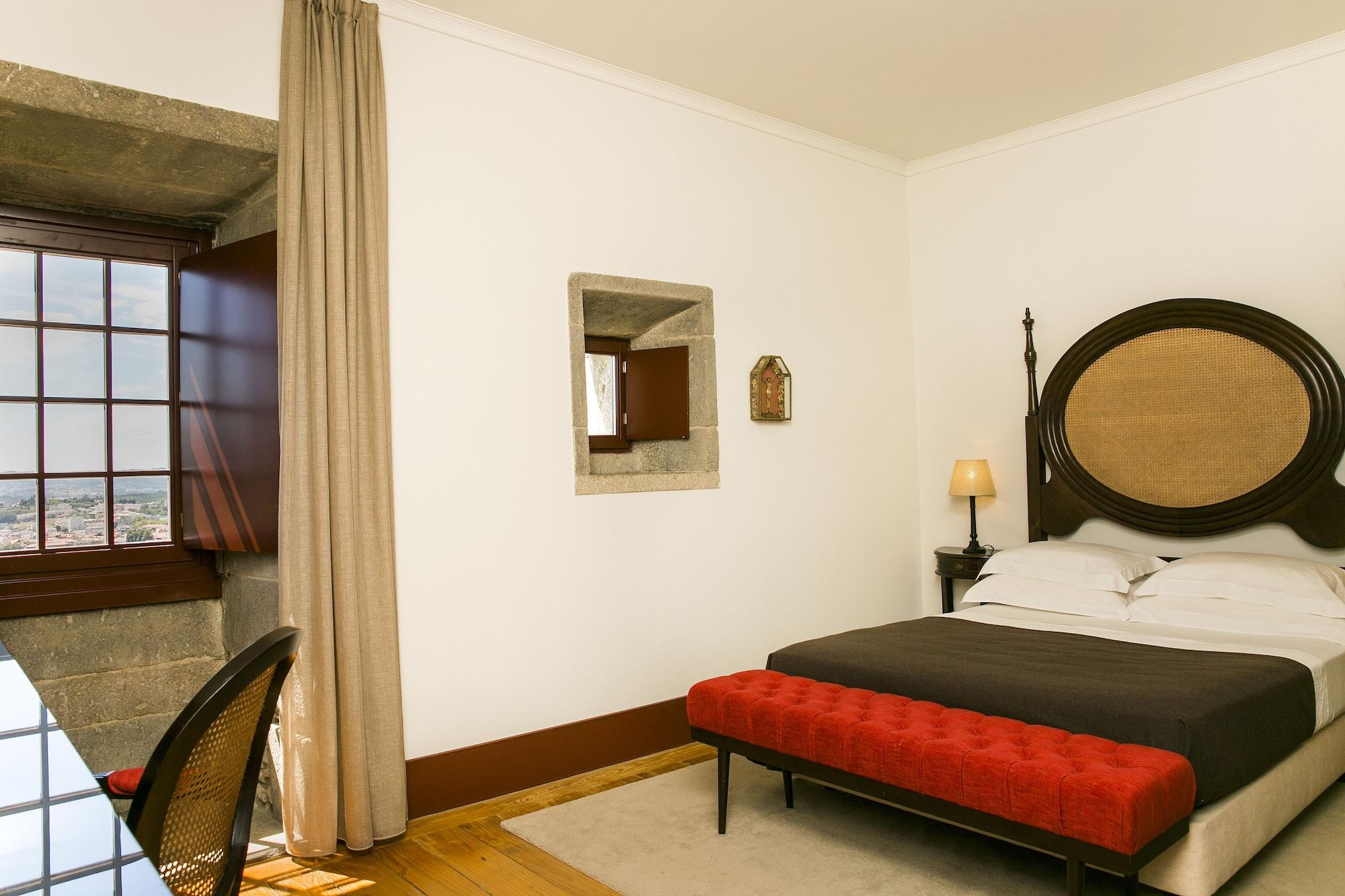 Pousada Mosteiro De Guimaraes Exterior photo A room at the hotel