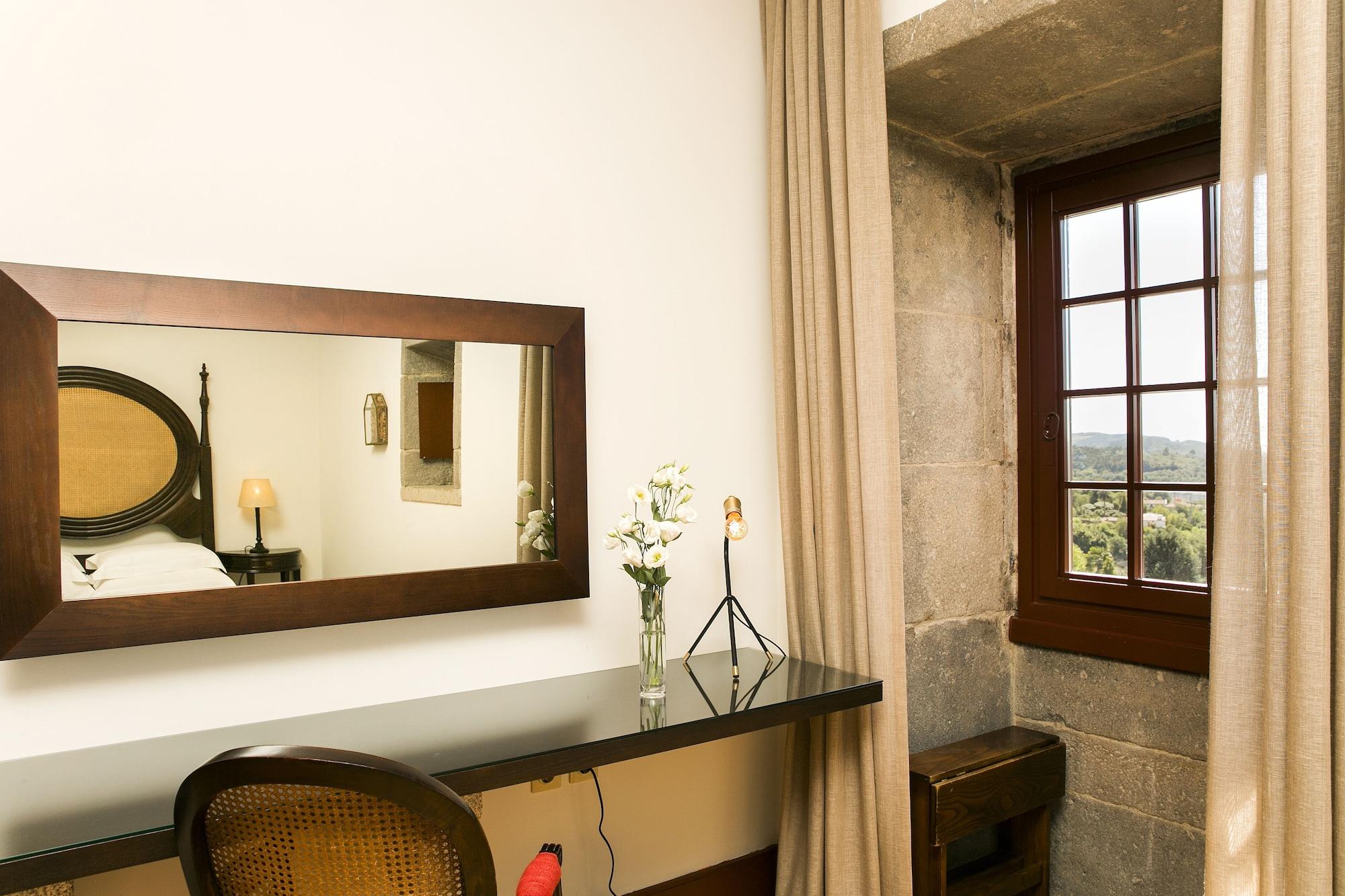 Pousada Mosteiro De Guimaraes Exterior photo A room at the hotel