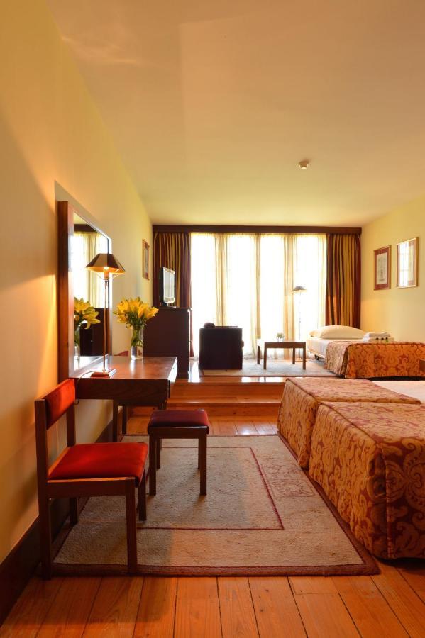 Pousada Mosteiro De Guimaraes Exterior photo A room at the hotel