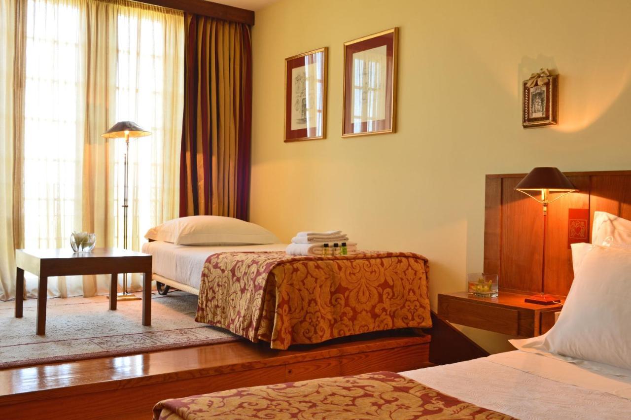 Pousada Mosteiro De Guimaraes Exterior photo A room at the hotel