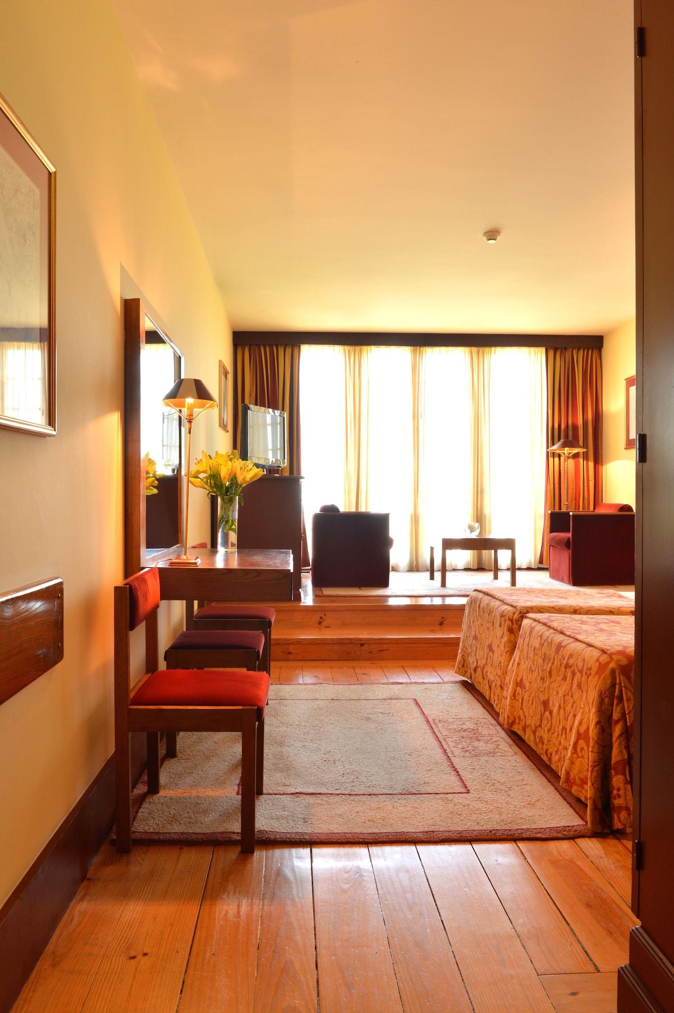 Pousada Mosteiro De Guimaraes Exterior photo A room at the Hotel de la Ville