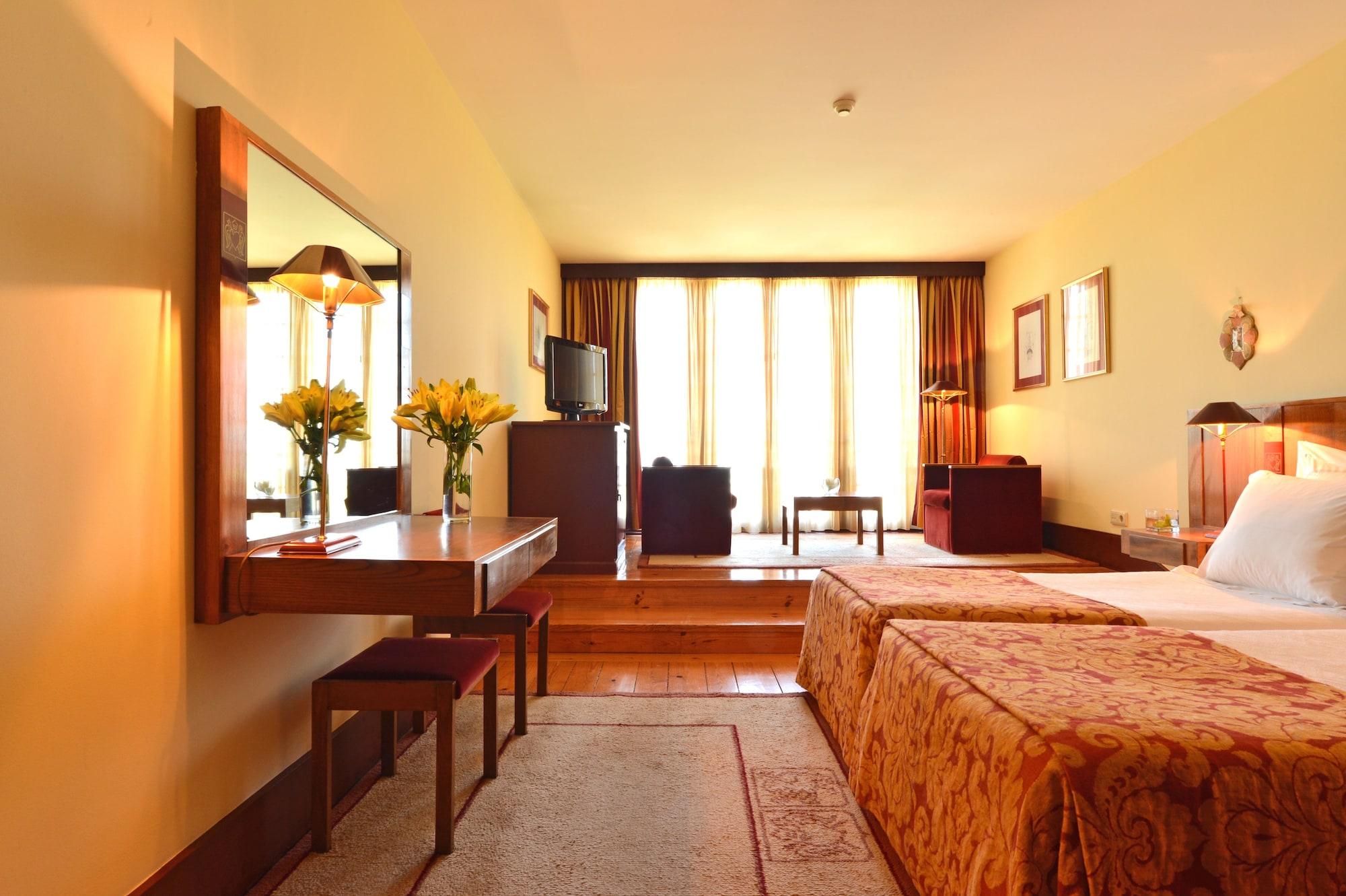 Pousada Mosteiro De Guimaraes Exterior photo A room at the hotel