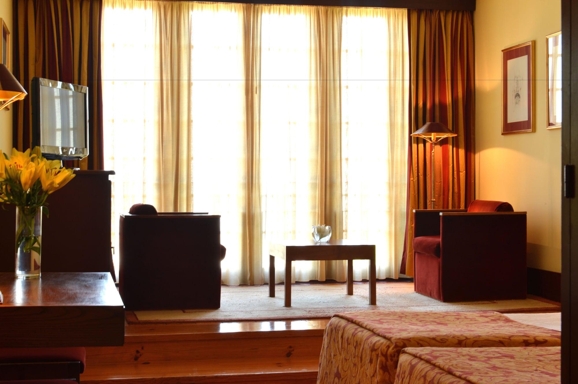 Pousada Mosteiro De Guimaraes Exterior photo A room at the hotel