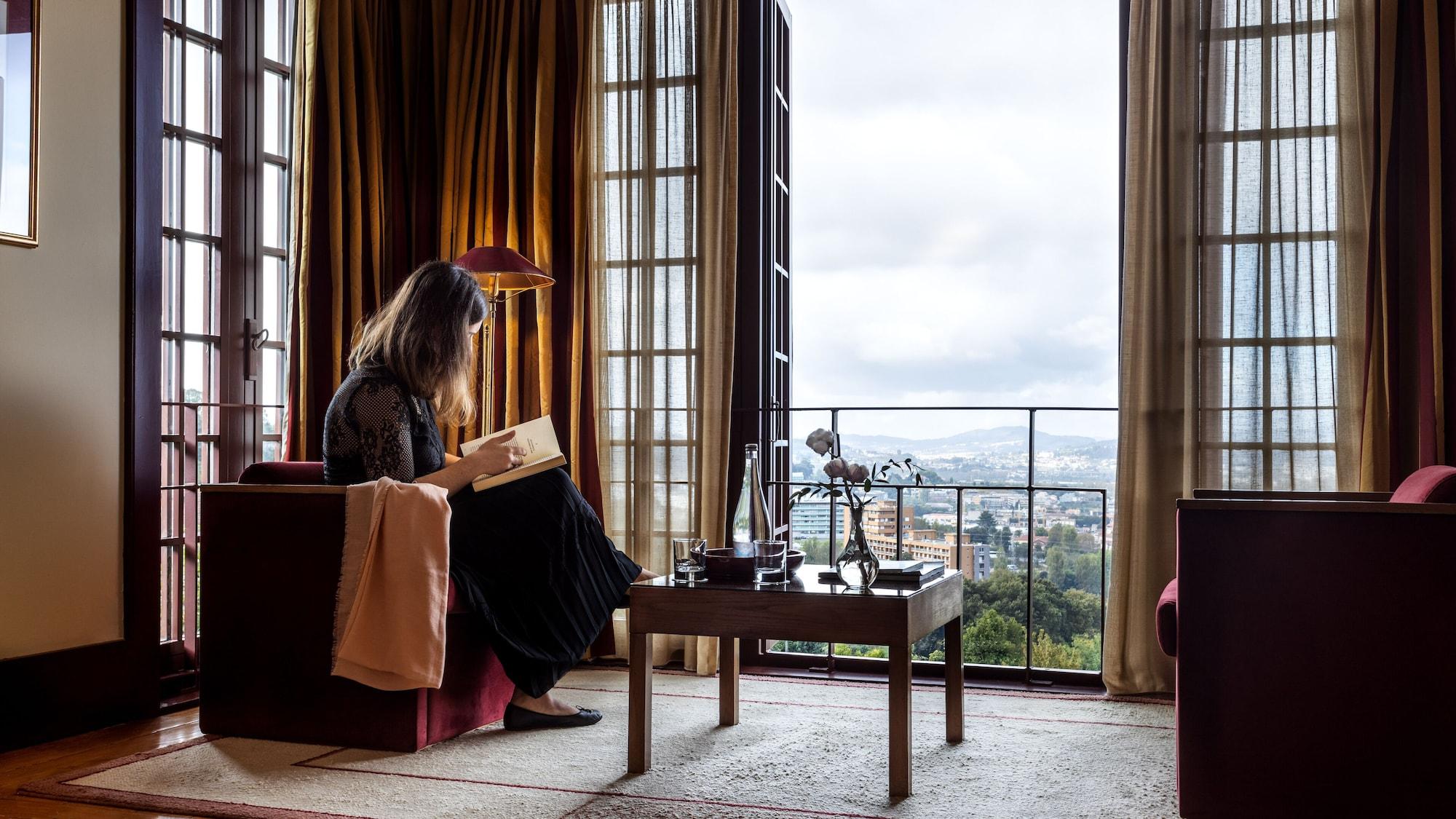 Pousada Mosteiro De Guimaraes Exterior photo A woman reading in a room