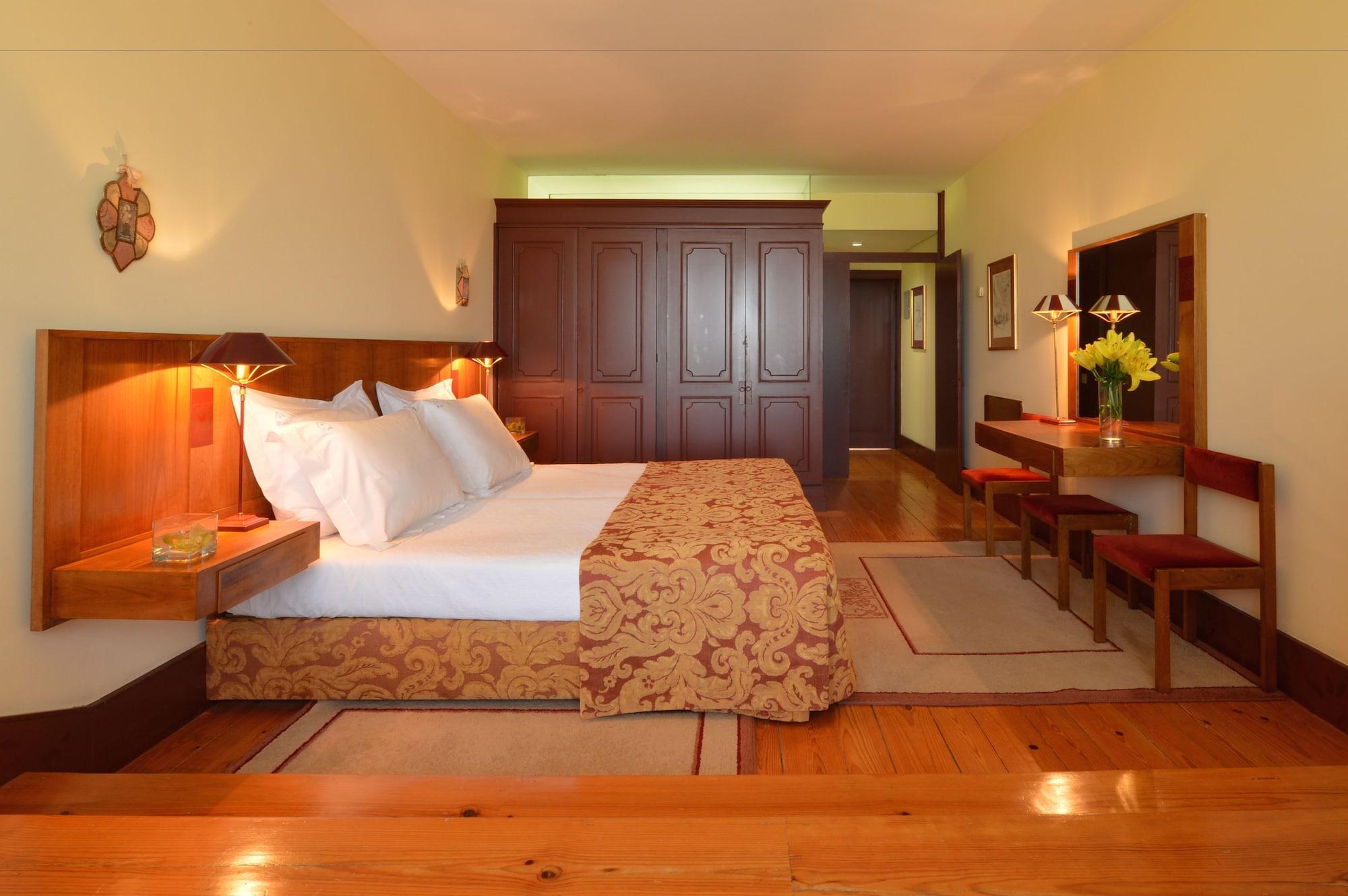 Pousada Mosteiro De Guimaraes Exterior photo A room at the Hotel do Canal