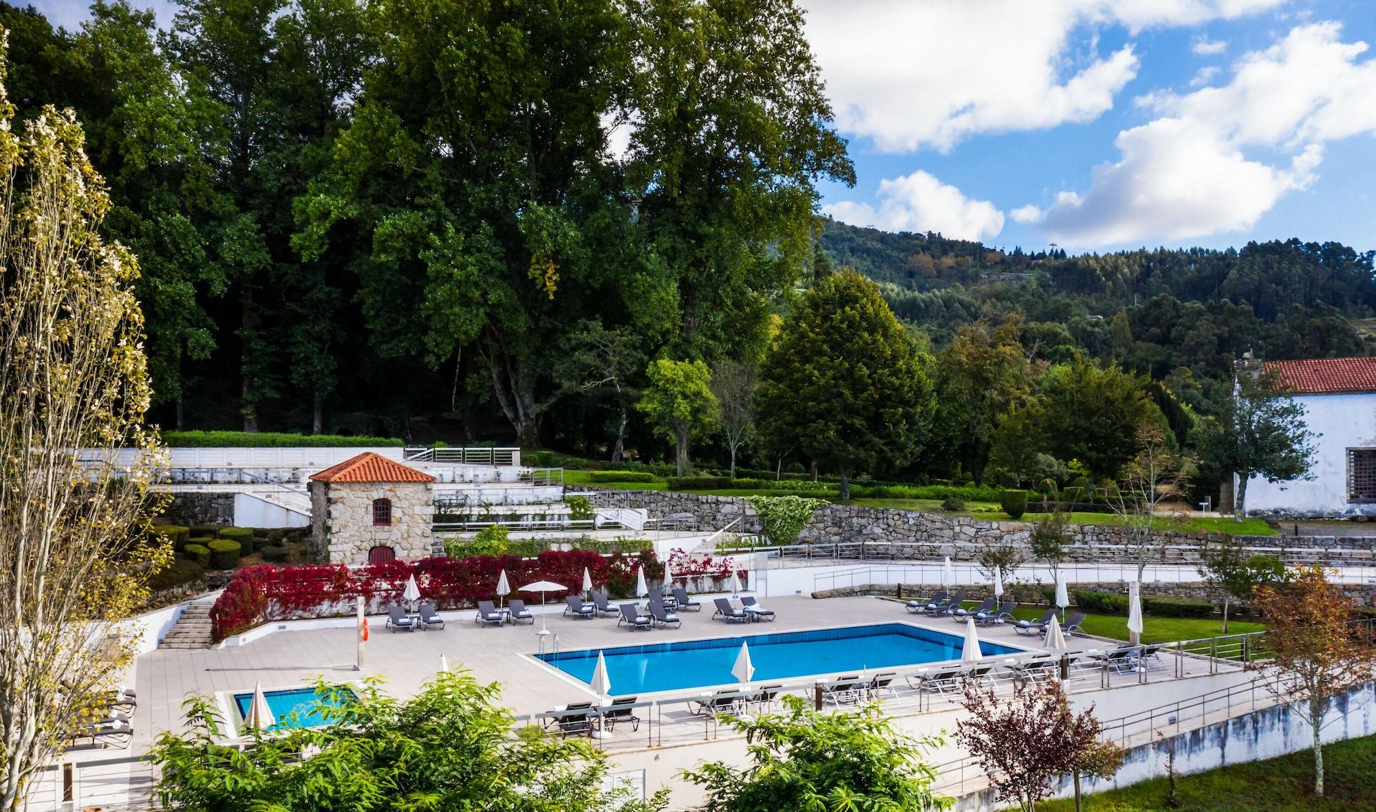 Pousada Mosteiro De Guimaraes Exterior photo The swimming pool at the Pousada de Óbidos
