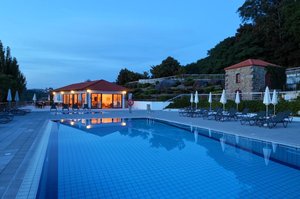Pousada Mosteiro De Guimaraes Exterior photo The swimming pool at the hotel