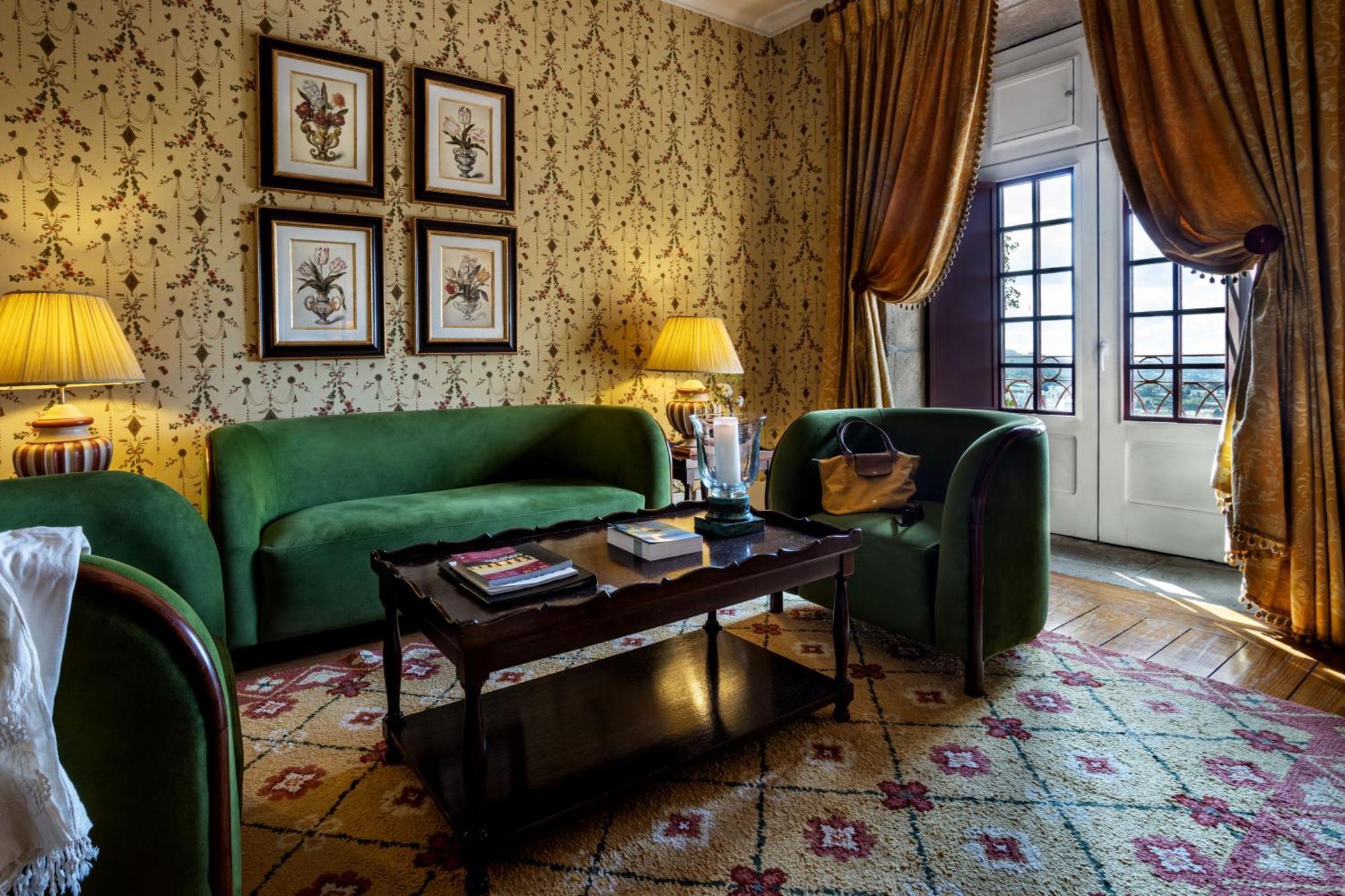 Pousada Mosteiro De Guimaraes Exterior photo A suite at the Hotel de Crillon