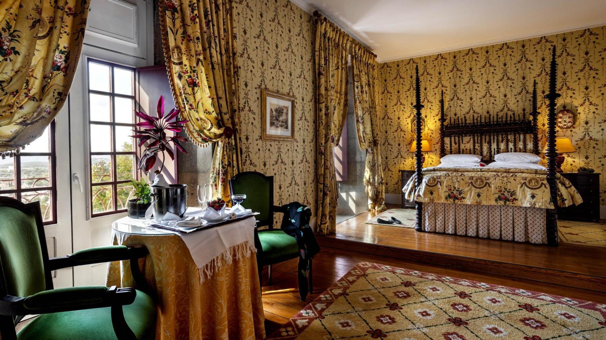 Pousada Mosteiro De Guimaraes Exterior photo A room at the Hotel
