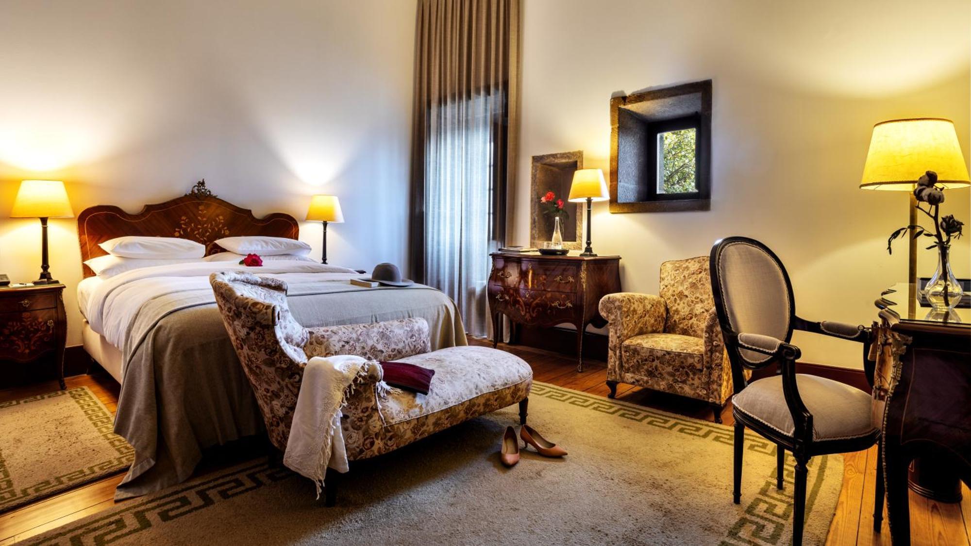 Pousada Mosteiro De Guimaraes Exterior photo A room at the hotel