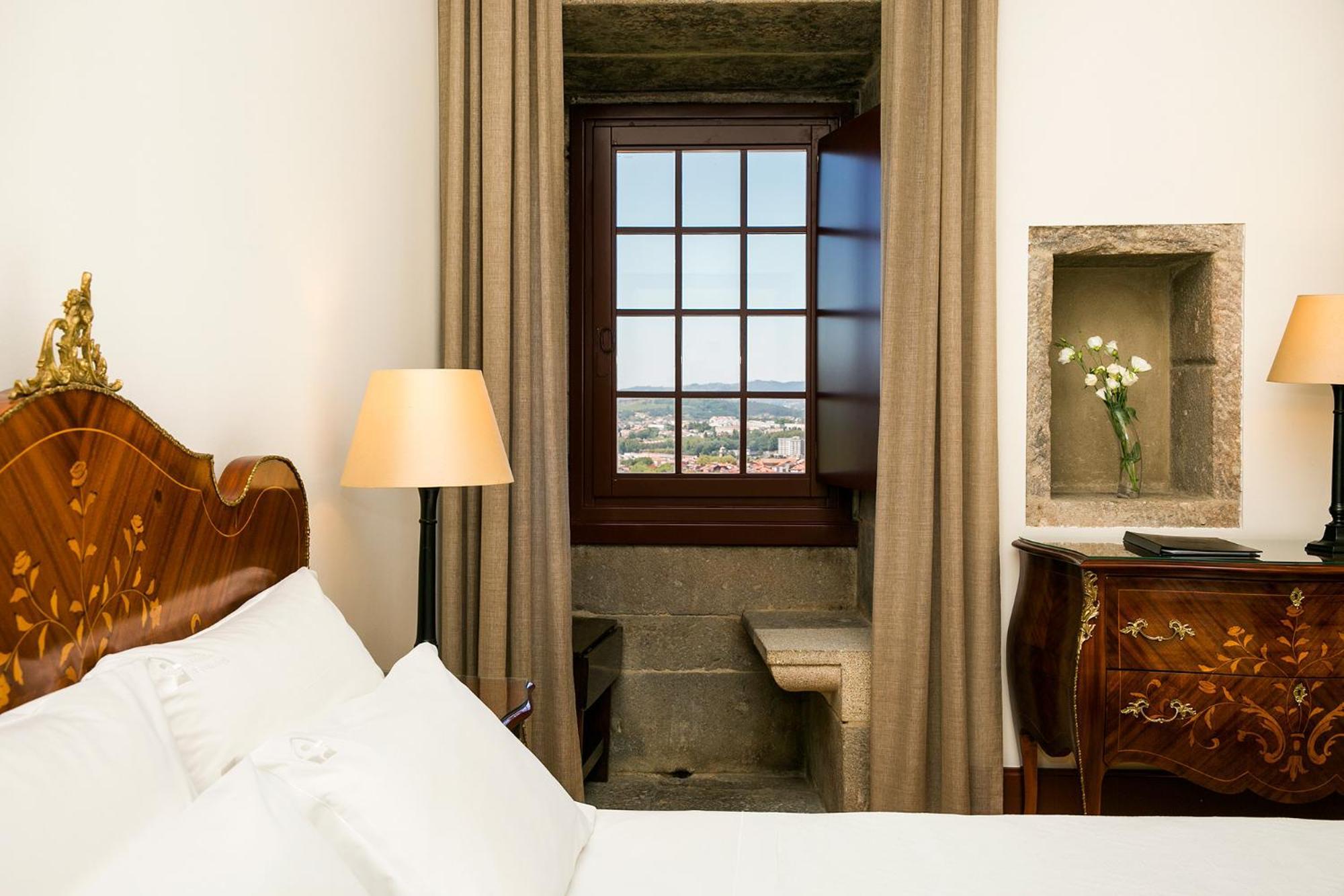 Pousada Mosteiro De Guimaraes Exterior photo A room at the Hotel