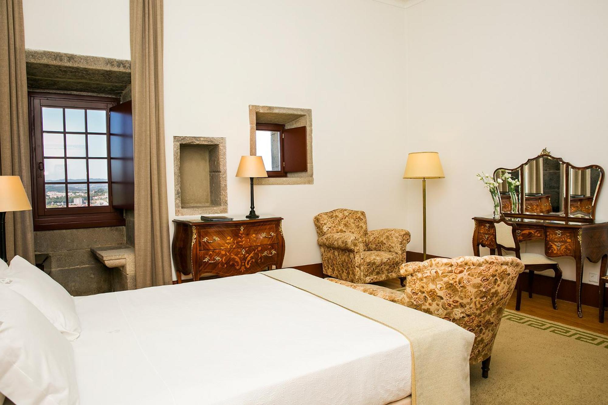 Pousada Mosteiro De Guimaraes Exterior photo A bedroom at the Hotel