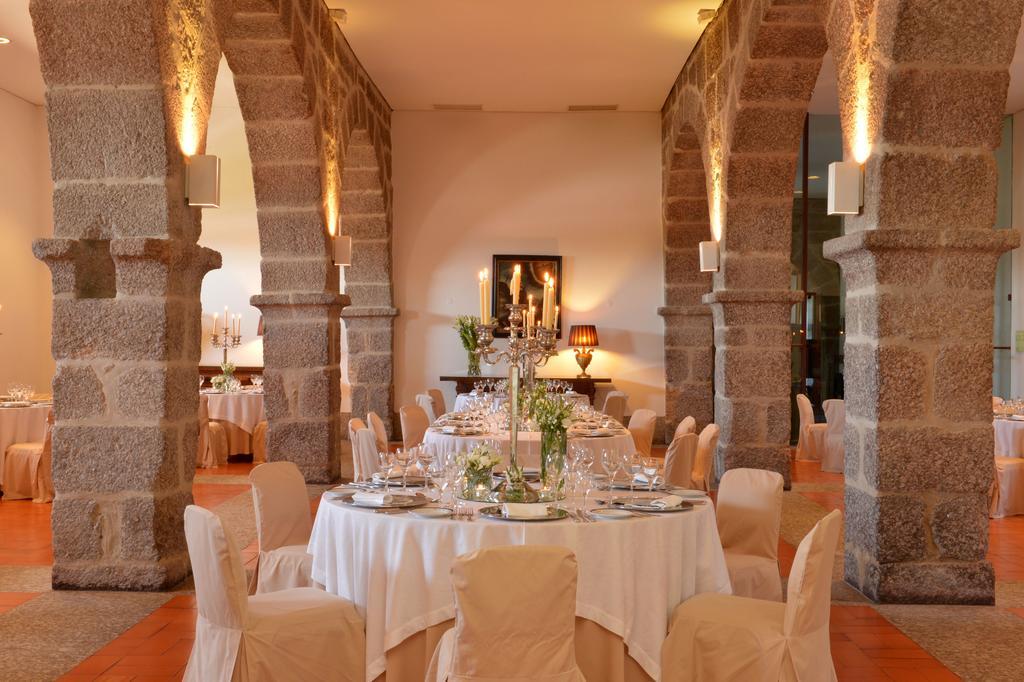 Pousada Mosteiro De Guimaraes Exterior photo The interior of the restaurant