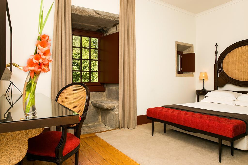 Pousada Mosteiro De Guimaraes Exterior photo A room at the hotel