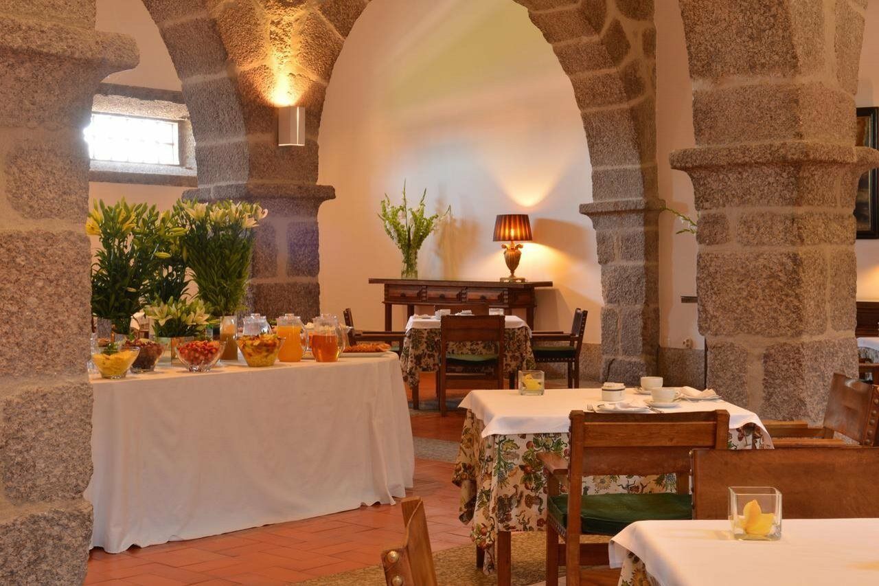 Pousada Mosteiro De Guimaraes Exterior photo The interior of the restaurant