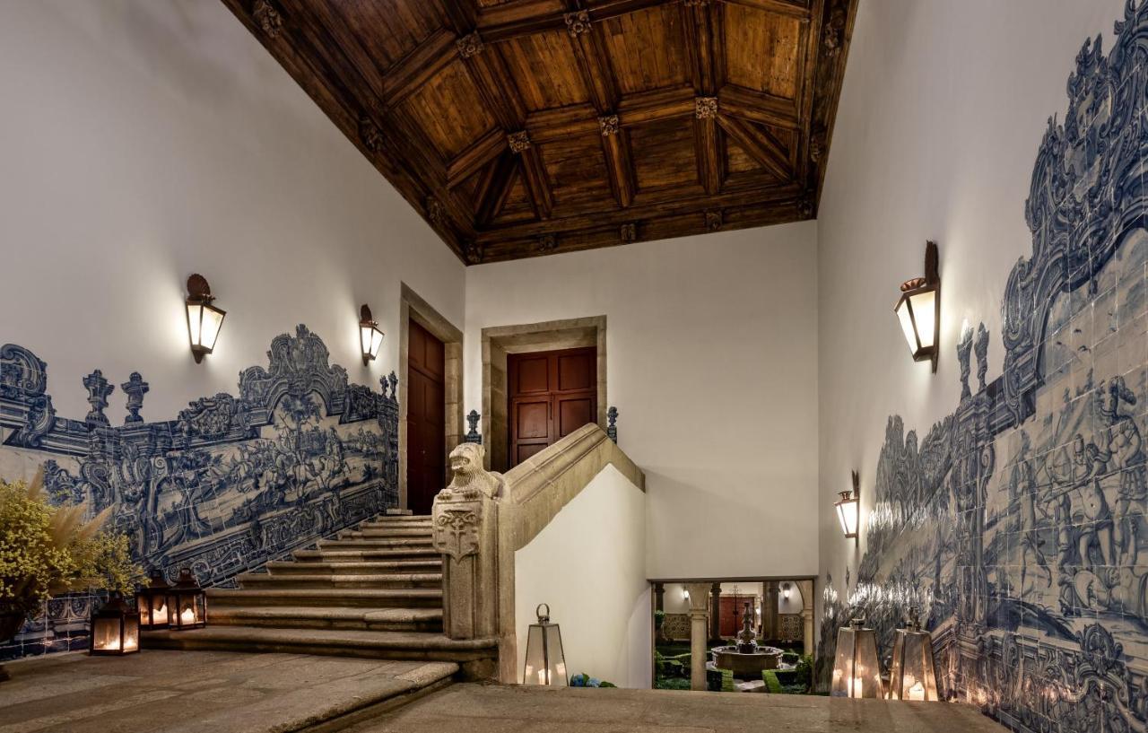 Pousada Mosteiro De Guimaraes Exterior photo The entrance to the palace, with the azulejo panels