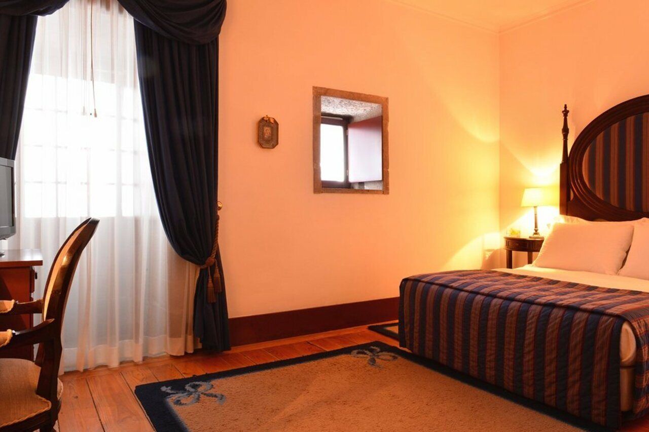 Pousada Mosteiro De Guimaraes Exterior photo A room at the hotel